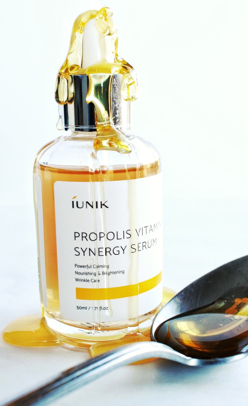 IUNIK Propolis Vitamin Synergy Serum 50 ml.  เนื้อเซรั่มเป็นสีเหลืองอ่อน ซึมลงผิวง่าย ไม่เหนียว